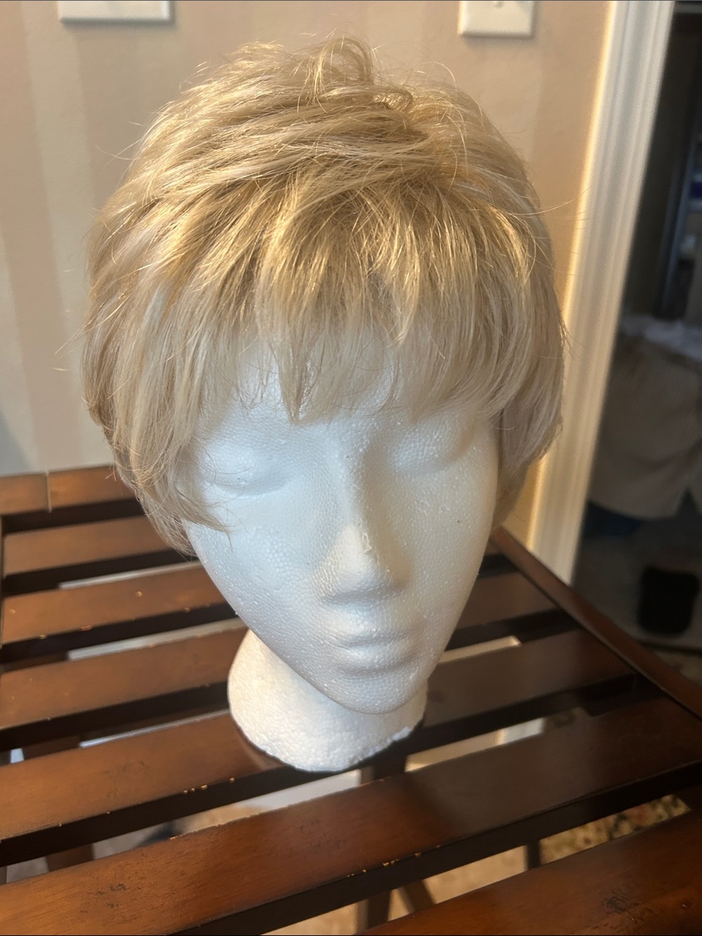 Raquel Welch Gorgeous Blonde Short Layered Women's Wig - Natural Look